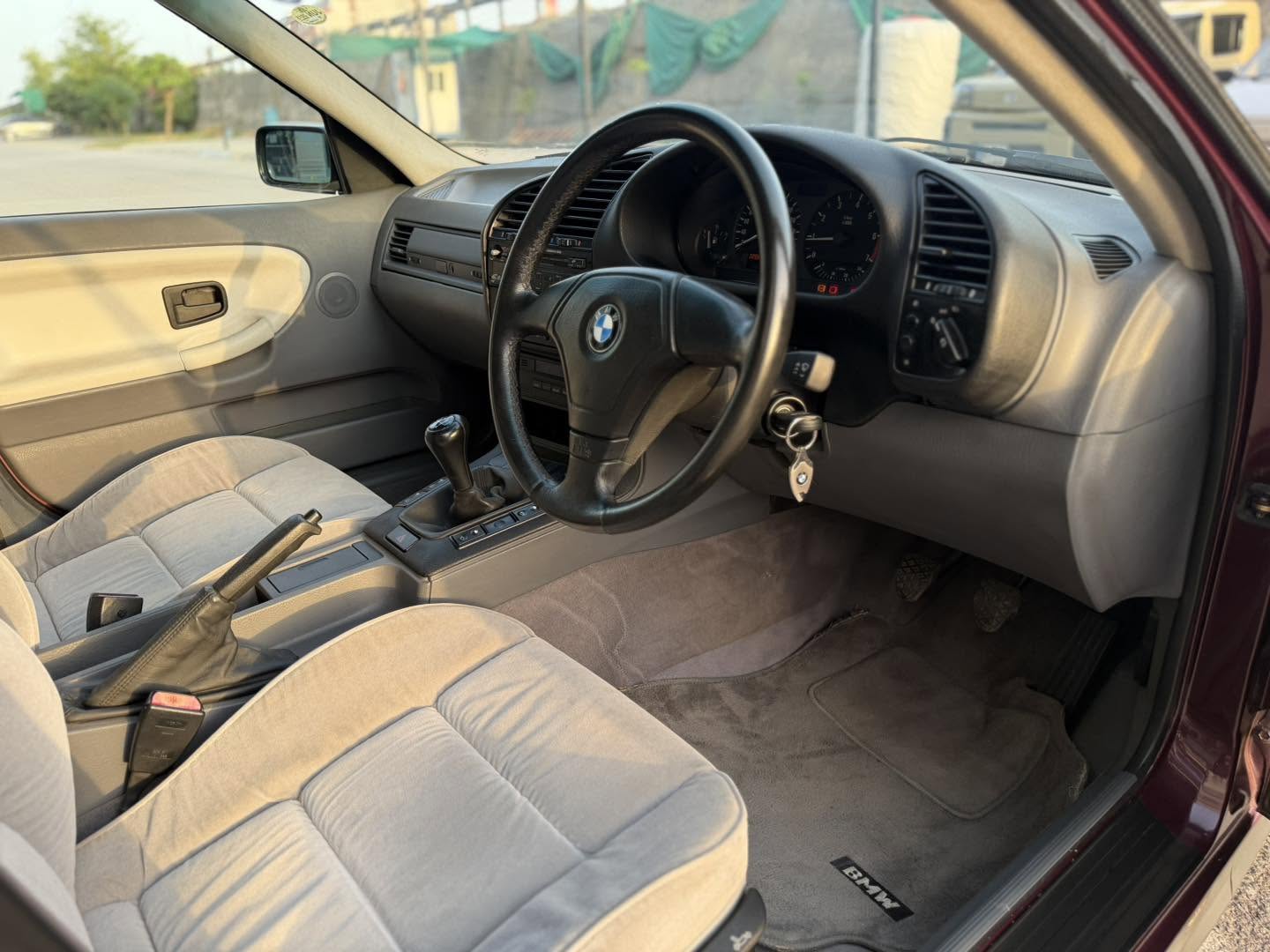 BMW 318i (Antique)