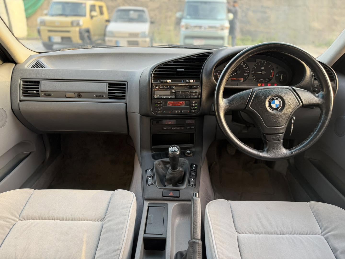 BMW 318i (Antique)